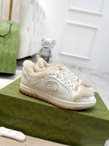 35 40 38 44Gucci 休闲鞋 早春爆款推荐，原版鞋底、原版面料、原版套楦工艺一比一折骨复刻！重工刺绣追求极致！ 面料：意大利进口头层牛皮 内里：原版