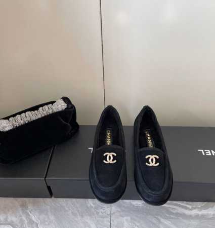 Chanel 香奈儿秋冬新款 泰迪 羊羔毛乐福鞋 小香 C家 专柜又一超级大爆款，网红博主小姐姐们的挚爱，社交平台的各种夸赞，超级暖和 超级秋冬 看到这期总能唤 - 点击图像关闭