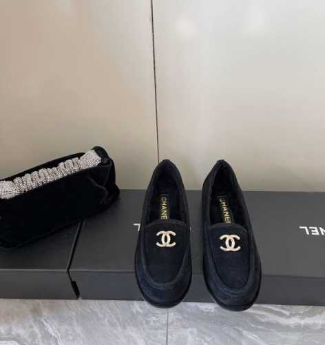 Chanel 香奈儿秋冬新款 泰迪 羊羔毛乐福鞋 小香 C家 专柜又一超级大爆款，网红博主小姐姐们的挚爱，社交平台的各种夸赞，超级暖和 超级秋冬 看到这期总能唤