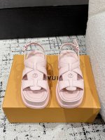 Louis Vuitton 25 夏季新款 Maya系列 牛仔布 漆皮 方头搭扣 一字带凉鞋 本款 Maya Flatform 凉鞋选用光滑牛皮革，牛仔布 令宽