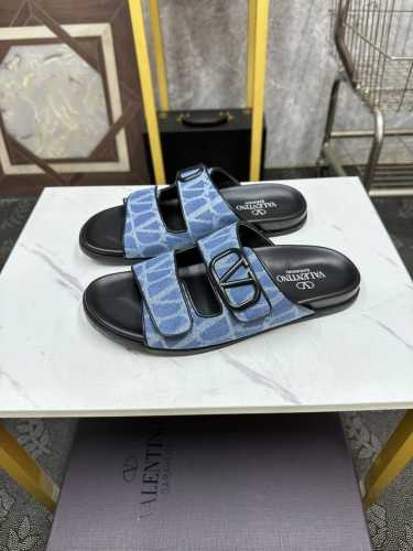 实价 。情侣款 Valentino-华伦天奴 夏季拖鞋，鞋垫采用高弹乳胶铺垫，好看耐穿、潮流指数一直都是、绅士款、超级舒适好穿 配原版包装码数：35-44 45