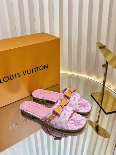 顶级版本Lv 驴家 25Ss 彩色老花皮太好看了-最新单品 lv家的彩色单品 原版购入 用心开发 鞋跟都是开模定制 最新色系拖鞋多彩多色 老花配搭蝴蝶彩色皮质