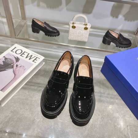 SOHO LOAFER采用品牌倍受喜爱的帅气SOHO厚底设计，为经典乐福鞋增添一抹时尚都市态度。SOHO厚底由60毫米粗跟及30毫米防水台组合而成，增高的同时轻 - 点击图像关闭