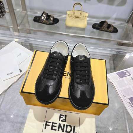 P350 春夏Fendi ，芬迪时尚拼接德训鞋。 面：迸口牛皮十丝光绒 内里.垫脚：米白粒面羊皮里 3个颜色：米白色牛皮，蛇纹皮十咖色牛丝绒，黑色牛皮 大底：杏 - 点击图像关闭