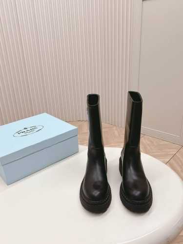 普拉达prada 2024新款 厚底靴系列 简约大气百搭系列 牛皮／开边珠牛皮面 羊皮内里 原版大底 35-41码