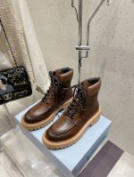 出厂 Prada普拉达 24ss 秋冬厚底绑带高帮短靴 时尚厚底休闲乐福鞋 独到味道，人人都爱也轻松驾驭 每年都会爆.还有就是百搭经典的鞋楦，足以征服你，穿上它