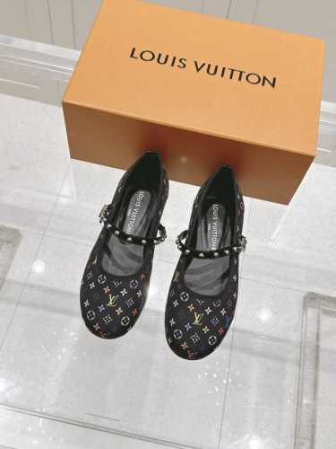 Louis Vuitton 路易威登春夏 村上隆 联名玛丽珍时装平底芭蕾舞鞋 春夏秀场出镜超多名模上脚 简约大方非常百搭 鞋面采用原版牛皮，Lv彩色老花标识点缀