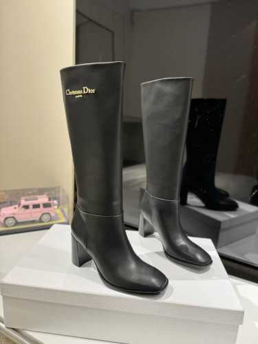 工厂直批： Dior 迪奥2024秋冬新款D-Town系列朋克风粗跟女靴 明星同款CD字母logo五金扣机车及膝长靴 高跟方头一脚蹬骑士高筒靴 鞋面：鞋面进口全
