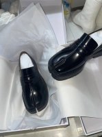 新款Maisonmargiela马丁 马吉拉 网红款 面料 牛皮开边珠 内里和垫脚为丝绸牛皮里 码数35-40 工厂p价 配全套包装和分趾袜