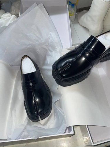 新款Maisonmargiela马丁 马吉拉 网红款 面料 牛皮开边珠 内里和垫脚为丝绸牛皮里 码数35-40 工厂p价 配全套包装和分趾袜