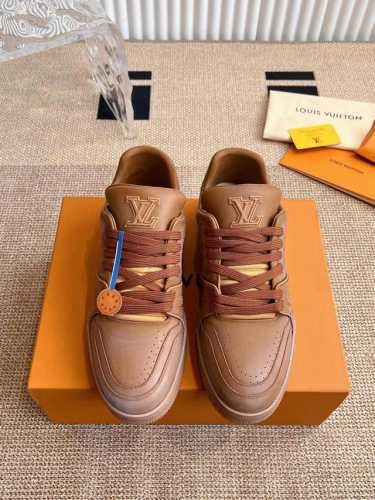 520Louis Vuiton 路易威登 Ss新款 Lv Trainer系列板鞋篮球鞋 Lv Trainer运动鞋是由设计师Virgil Abloh由复古篮球鞋