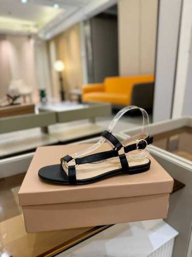 价格p： 吉安维托 罗西 Gianvito Rossi 吉安维托 罗西 Gianvito Rossi 秉承了其传统意大利工艺，专注精巧细节，打造优雅女人味，每一