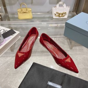 出厂价P PRADA 2024普拉达春夏新品，实力来袭！时髦百搭nice单品，意大利专柜代购原版鞋开发，1比1照足原味复刻。今年的主题就是不被定义 通过简单简洁