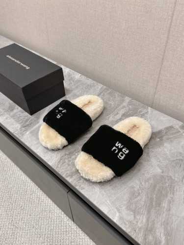 Alexander wang 亚历山大王羊毛拖鞋 太好看了～很难不爱！ BLING BLING秋冬毛毛拖 露腿神器，没有比大王更懂女人心了 要闪更要美 搭配袜子