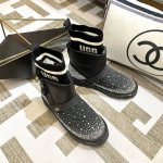UGG P: 女款Size:35-40 UGG新款雪地靴，UGG袜筒烫钻雪地靴Bling Bling系列 ，鞋面采用进口、防冻裂进口漆皮。鞋筒采用独特的毛线，保