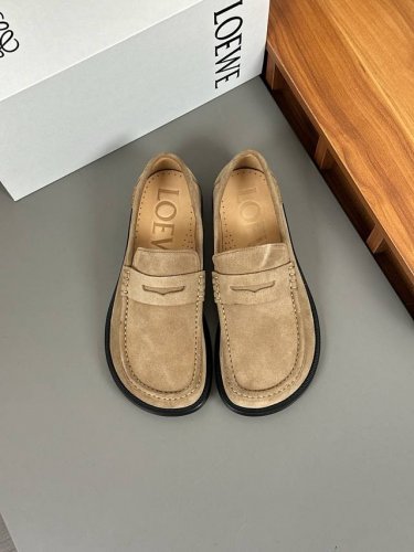 价 Loewe罗意威 代购级 最近大的热一款鞋，超可级爱 时髦精绝对不能过错的必入款，没任有何繁杂装饰，质极感好的Vintage感，纯粹和极简得做利落又诗意 超