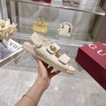 Gucci 巴黎2025春 New Marmont Gg 压花皮革凉鞋 990欧 gucci 这款 New Marmont 凉鞋以皮革于意大利制成 铺满醒目的