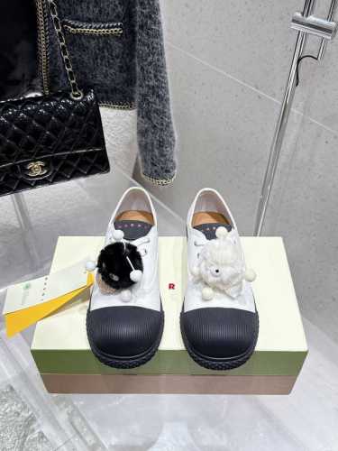 marni 25Ss 新款大头鞋 太萌了 Marni 2025春夏新品的Cotton Wave大头鞋，延续了品牌一贯的简约与时尚风格。设计灵感来源于自然界的波浪