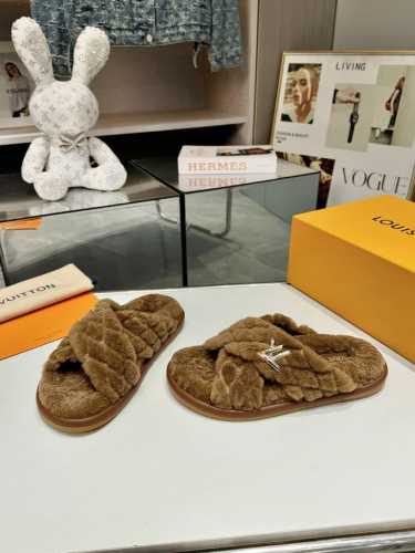 LV Bliss Comfort凉拖取材蓬松羊毛皮革，为交叉鞋带刺绣经典Malletage图案，致意品牌传统硬箱内衬设计。LVTwist装饰彰显潮流风范，轻质橡