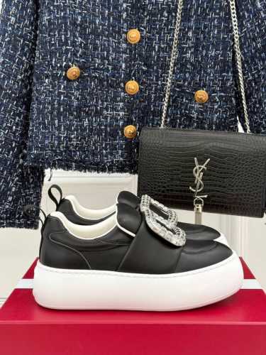 厂价 P390 Roger Vivier Rv钻扣厚底 胖丁小白鞋 像面包一样软的小白鞋 5厘米的高度更显挺拔身姿 上脚超级舒适轻便！ 日常随意搭配都超级好看！