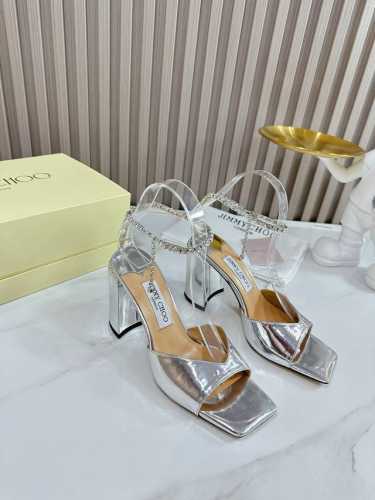 冲量价: JIMMY CHOO 吉米周 是一个非常全面之尊贵时尚生活品牌， 香港,美国等大时尚博主及明星的同款表带女士高跟，中跟，平跟后空凉鞋系列。 澳大利亚尖