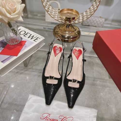 出厂 Roger Vivier 25新款Rv女鞋迷你饰扣后空凉鞋漆皮后袢带高跟鞋 迷你饰扣漆皮后袢带高跟鞋本款高跟鞋以闪亮漆皮制成 糅合众多品牌标志性元素 从品