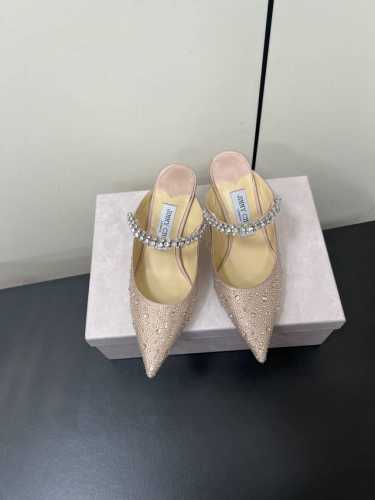 Jimmy Choo 吉米周经典钻石链条 尖头高跟拖鞋水晶鞋 超绝的水晶鞋 美到移不开视线 鞋型做的非常秀气 不会过分窄长，内部空间很足 让脚趾能足够的放松，水