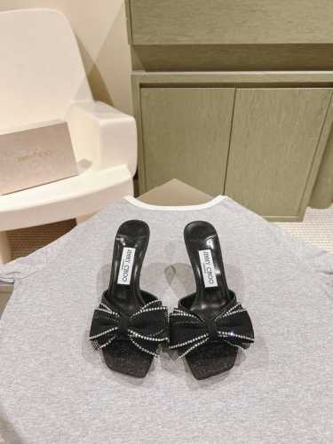 烫钻花朵拖鞋 Jimmy Choo 小羊皮超赞周仰杰夏季爆款 重逢惊艳 优雅邂逅 碰撞之美 时尚国外博主同款街拍推荐 造型大胆别致满分街拍小羊皮鞋面 搭配真皮花