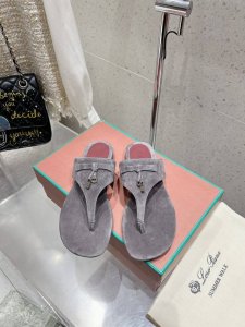 loro Piana 25春夏Lp顶级版本英伦宝石吊坠夹脚平底拖鞋凉鞋 原来这就是传说走两万步都不会累脚的夹脚凉鞋把颜值和脚感都拿捏住了，上脚一走就会被彻底沦陷