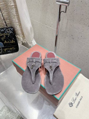 loro Piana 25春夏Lp顶级版本英伦宝石吊坠夹脚平底拖鞋凉鞋 原来这就是传说走两万步都不会累脚的夹脚凉鞋把颜值和脚感都拿捏住了，上脚一走就会被彻底沦陷