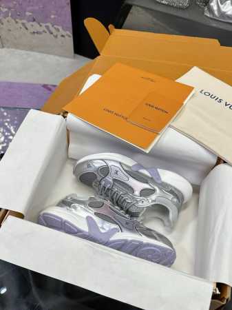 工厂p价p： Lv路易威登25Ss新款Olympia Lv Olympia的运动流线型设计灵感来自 精致的鞋面由多种技术材料制成，包括网眼和金属合成皮革其特点是 - 点击图像关闭