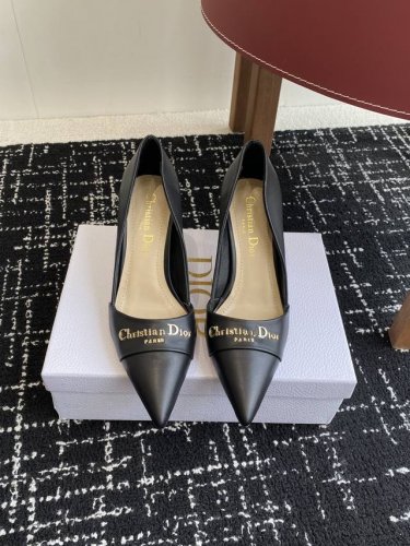 代购级 dior 25Ss 春夏新款 迪奥 Dior Boy 尖头高跟鞋 单鞋 后空凉鞋 这款 My Dior 露跟高跟鞋是2025春夏成衣系列新品 精致优雅