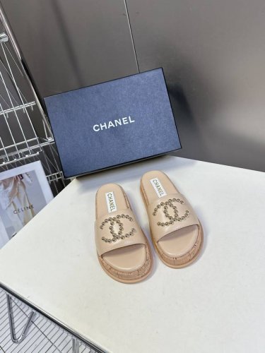Chanel香奈儿春夏沙滩厚底双C拖鞋 被各大博主点名沙滩拖鞋真的是超级爱了 简约的设计加上双C点缀老钱风十足 上脚无敌好看简直万种搭配 随意穿搭拿捏的稳稳的