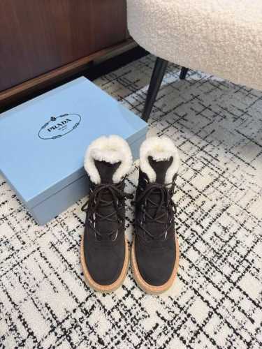 代购级 Prada普拉达 24ss 厚底 休闲 羊毛短靴 这款运动鞋延续经久不衰的轮廓，是新款经典单品 采用麂皮 精心制作， 提升格调 款式轻盈，搭配三角扣标志