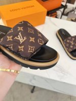 louis Vuitton路易威登夏新款10多个色拖鞋火爆上市 1:1高级定制 秒杀一切仿品 原版开模Logo装饰 既时尚又美观 面料:小牛皮 内里羊皮 精美原