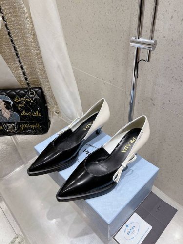 出厂 prada 普拉达 25Ss早春新款 绝美尖头跟鞋 时尚界久违的极简之美 经典时尚配色 毫不费力的优雅风来袭 时髦 精致 绝美 包头尖头 开边珠外穿时尚气