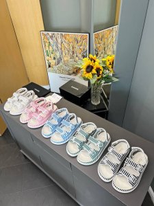 出厂价p 凉鞋 新款小香新颜色条纹进囗材料，里皮是原特意订制皮料。 复古女拖鞋.一直以来异常的盛行. 这款致敬经典系列！ 上脚超好看～潮人必备时尚单品， 底材: