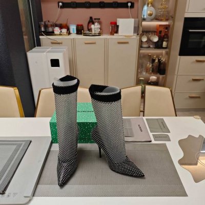 Balenciaga2025 秋季最心水鞋款 Balenciaga官方全新钻石亮闪闪的限量版 满钻高跟网袜靴 采用原版澳超闪钻点缀 包裹整个皮制单鞋 隆重上市