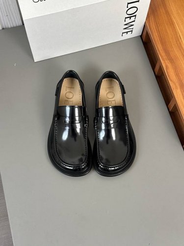 价 Loewe罗意威 代购级 最近大的热一款鞋，超可级爱 时髦精绝对不能过错的必入款，没任有何繁杂装饰，质极感好的Vintage感，纯粹和极简得做利落又诗意 超