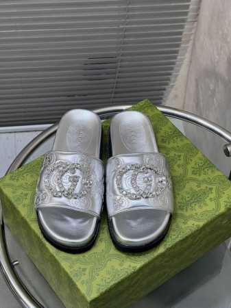 出厂 Gucci 新款双G水钻厚底拖鞋一字拖！ 面料：羊皮 内里：水染羊皮里 大底：原版防滑橡胶底 尺码：35-40 40定 - 点击图像关闭