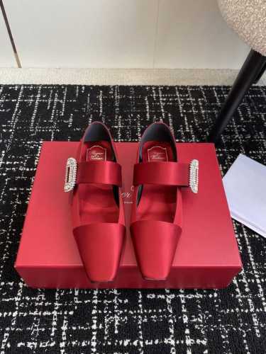 代购级 Roger Vivier RV最新款钻扣真丝方头粗跟系列显玛丽珍单 法式复古感好迷人一眼就相中，显白又显优雅气质~无论是搭配裙装还是牛仔裤都hin有女人
