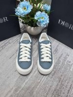 出厂： Dior 迪奥 B33运动鞋 滑板鞋 低帮休闲鞋板鞋 情侣款 采用迪奥灰牛皮革精心制作，侧面饰以同色调 Cd Diamond 图案帆布镶片。 Cd Ic