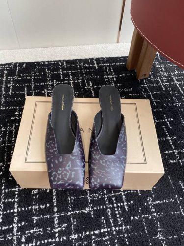 代购级 vanda Novak来自意大利品牌方头拖鞋凉鞋 全网独家耗时3个月研发鞋跟独特设计重磅系列众多联手意大利品牌 推出高级感满分的鞋款系列 火遍Ins神仙
