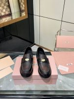 MiuMiu 24FW 走秀金币乐福鞋Miu女孩们的新色乐福来啦！今年秋冬的复古做旧的新色 牛皮材质！今年Miu爆火的不要不要的！都是那种做旧的皮质 穿上超好看
