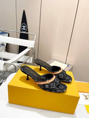 橙子出厂价p louis Vuitton 路易威登 春夏新款 Lv牛仔布高跟拖 露趾细跟凉拖 这款Archlight露趾低跟鞋 灵感源自殿堂级Lv Archli