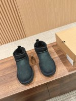 经典款 周冬雨同款 寒冬刷星“暖潮风” UGG改头换面刮起雪地里的时尚感。 全羊毛内里，保暖好穿！ 独具匠心，只此唯一！ 出街回头率最高的就是它 值得拥有，美国