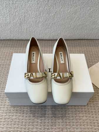 Bally 官网同步，2025春夏新款，时尚粗跟平底马丽珍logo 字母单鞋，走秀款芭蕾舞鞋款式新颖别致，采用方形头型设计 配以Bally 字母扣搭设计突出品牌 - 点击图像关闭