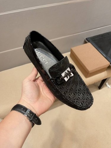实价 品牌古奇 英文名Gucci 新款新款 官网同步此款是巴黎时装周走秀款 惊世骇俗 古奇不一样的感觉 自然不失高雅 [爱情] 鞋面采用头层进口意大利牛皮 头层