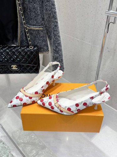 louisvuitton 25 夏季限定 樱桃风 细跟 凉鞋 蝴蝶结矮跟拖鞋 lv 最新夏季限定 樱桃风系列 采用彩色以及鞋面的大面积底色作为对比 创造出樱桃彩