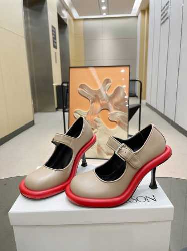 JW Anderson [ ] 2024新款皮质玛丽珍高跟鞋已上线 ISN博主都在入手的Bumper 全新系列鞋履前卫蔓延、撞色圆形边饰为经典注入摩登基因 、探